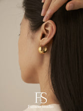 Load image into Gallery viewer, 18k gold round circle dangle earring
