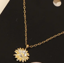 Load image into Gallery viewer, Daisy Flower Pendant Necklace
