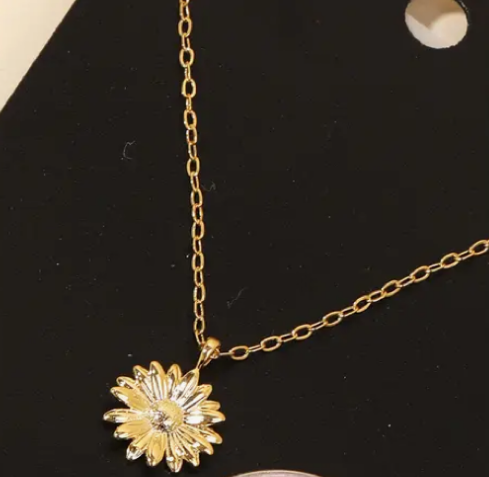 Daisy Flower Pendant Necklace